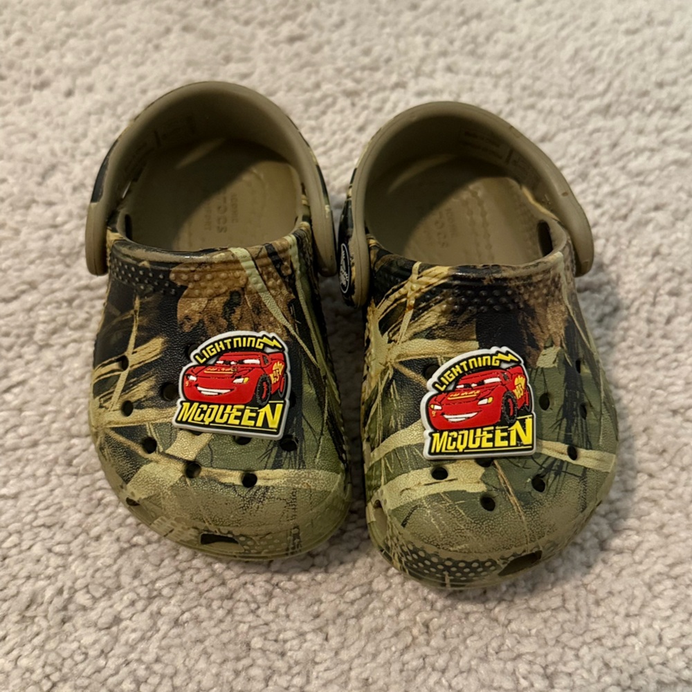CROCS Kids Sandals in Camo with Lightning McQueen